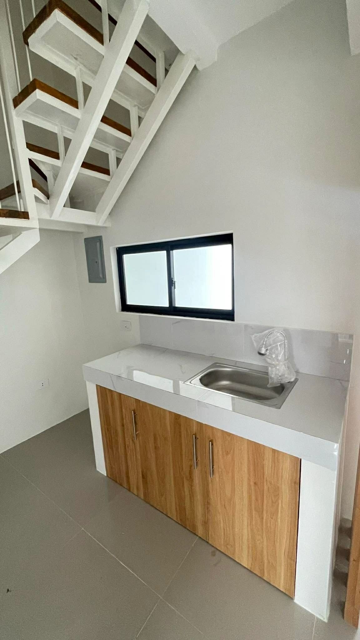 Fitted kitchen with marble-look counter